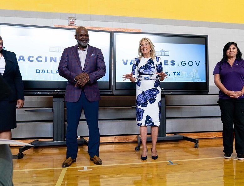 NFLLegends's tweet photo. "We’re getting to the 3rd &amp; 4th quarter. Stand up for the person to your right and to your left.”

@EmmittSmith22 and @FLOTUS visited a vaccination site at Emmett J. Conrad High school in Dallas to encourage Texans to get vaccinated. https://t.co/zUMu9K1s5P