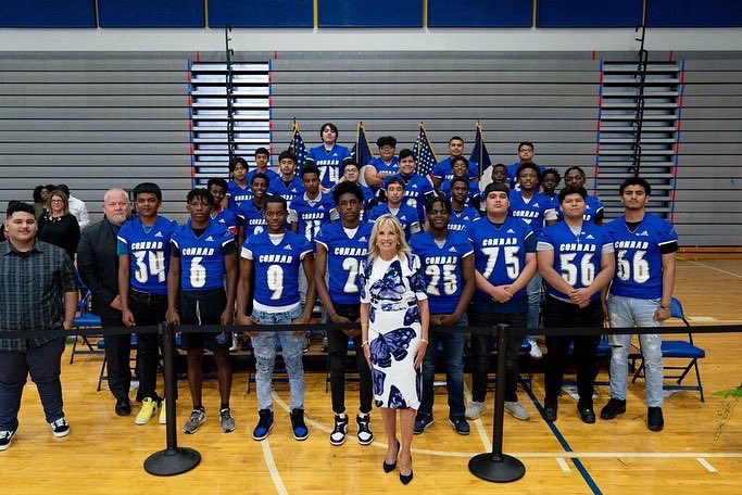 NFLLegends's tweet photo. "We’re getting to the 3rd &amp; 4th quarter. Stand up for the person to your right and to your left.”

@EmmittSmith22 and @FLOTUS visited a vaccination site at Emmett J. Conrad High school in Dallas to encourage Texans to get vaccinated. https://t.co/zUMu9K1s5P