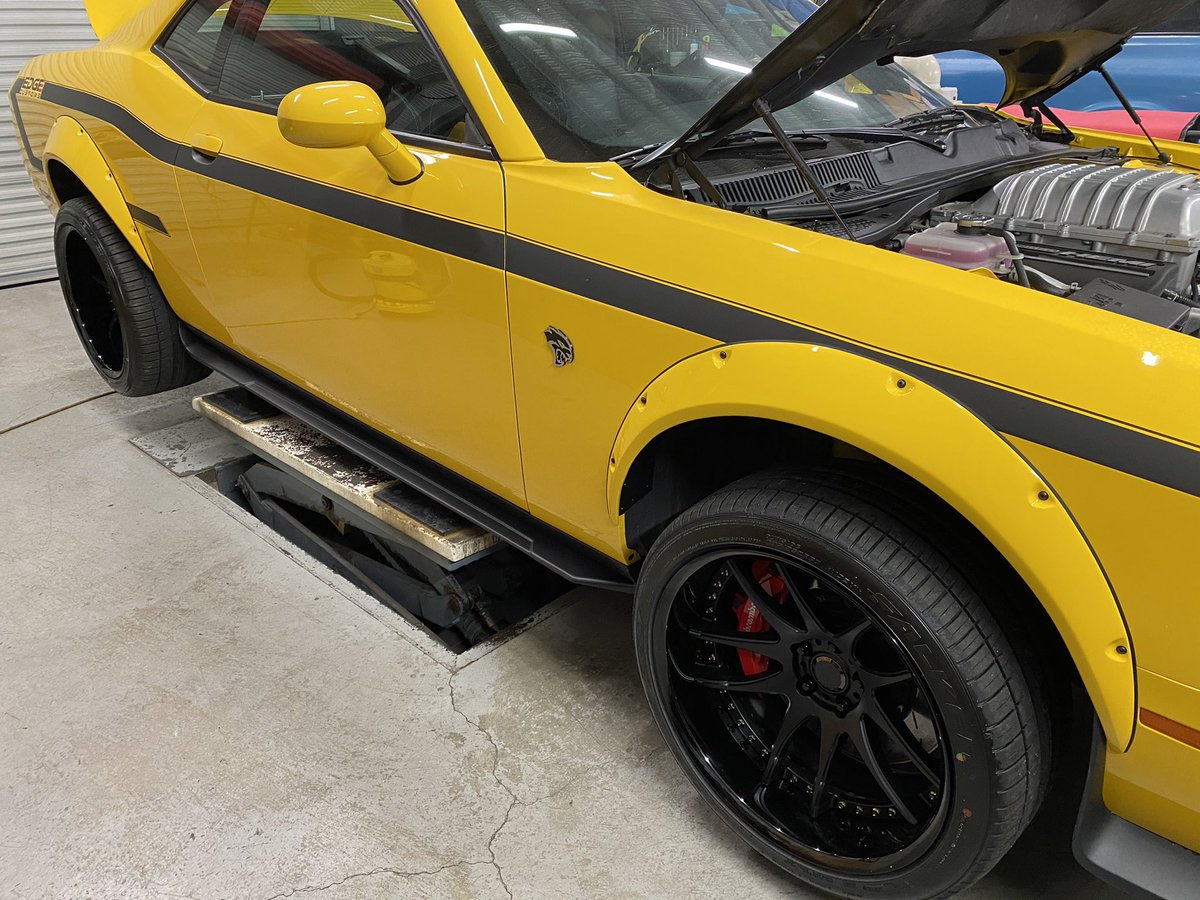 LUXZ_Luxury's tweet photo. E様 チャレンジャー ヘルキャット🐱
EDGE CUSTOMS M LINE
Ver.2のオーバーフェンダーでクラッシックな仕様‼️
マッスルカーらしいカスタムでCOOL👍
これからエアサスをインストールしていきます😙

 #Challenger #edge #edgecustoms
 #hellcat #スーパーチャージャー https://t.co/VUO5hSzwpC
