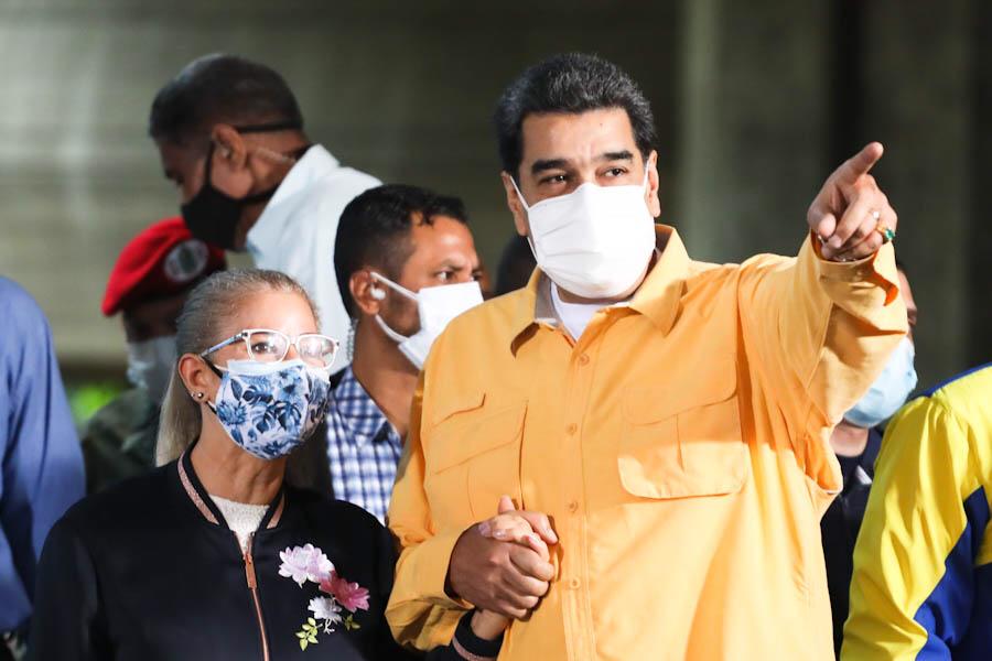 NicolasMaduro's tweet photo. Estamos preparando con mucha seriedad las medidas de bioseguridad, distanciamiento físico, cuidados, la vacunación y adaptación de las clases en espacios libres, para que en octubre podamos reiniciar las clases presenciales con todas y todos los estudiantes. https://t.co/G4Jf1dLjLh