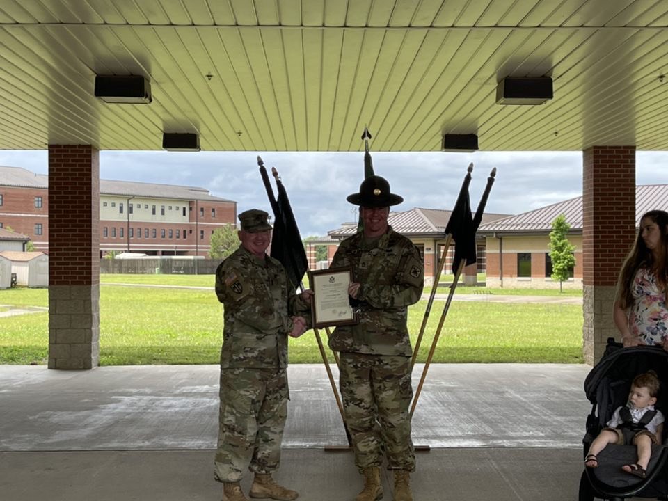 CdrAlpha795's tweet photo. Two outstanding Avenger cadre were promoted today. SGT Artis was promoted to Staff Sergeant, and SSG Dunn was promoted to Sergeant First Class. Both are highly motivated NCOs and the future of the MP Corps
#welcometotherock #sendme @G6_795th @14th_MP_Brigade @G7_795_MP @6_dragoon https://t.co/d1k6tuu8M9