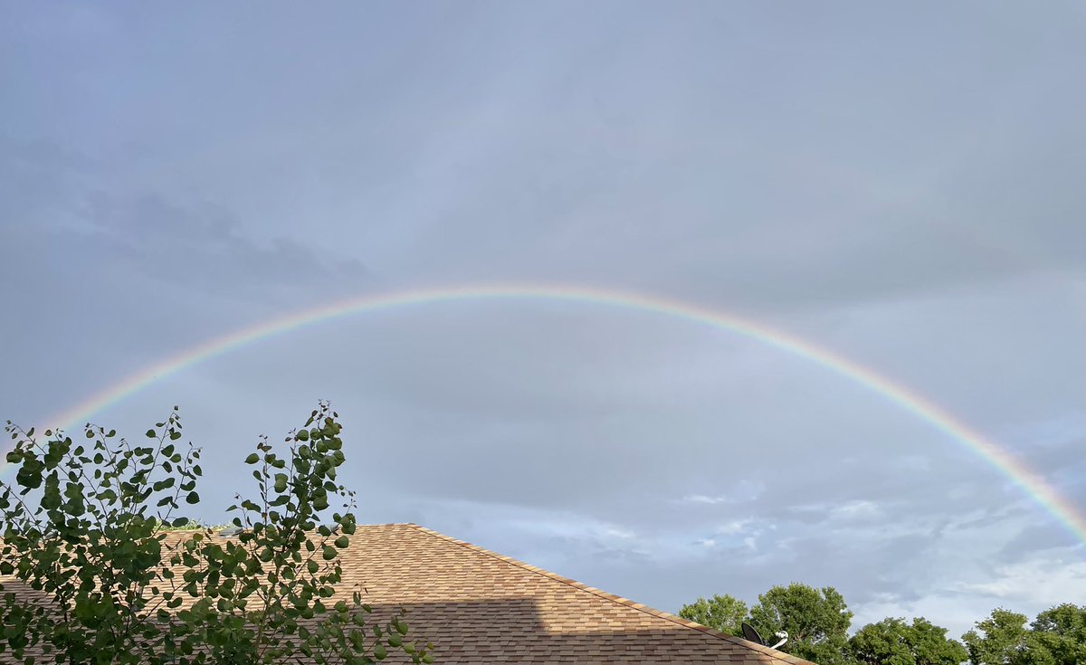 Celenevb69's tweet photo. “Try to be a rainbow in someone's cloud.” — Maya Angelou.
Loveland tonight 7/1 #rainbow @CReppWx @MattMakens https://t.co/1ur6dzs9Cx