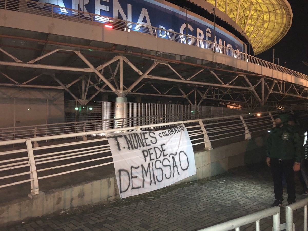 MundoAzuI's tweet photo. Mais protestos em torno da Arena https://t.co/ktXUnIjJwS