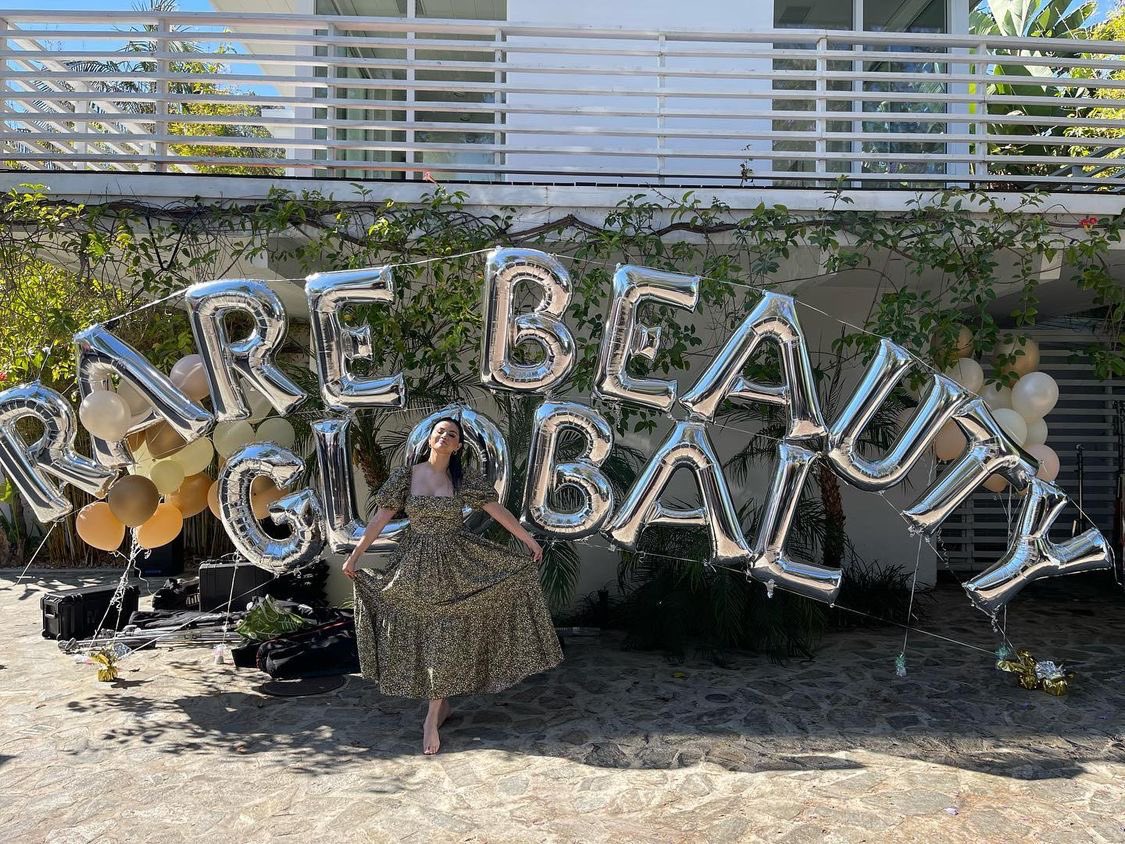 SelenaFanClub's tweet photo. GLOBAL 💖 @rarebeauty https://t.co/E6MnedoxMB