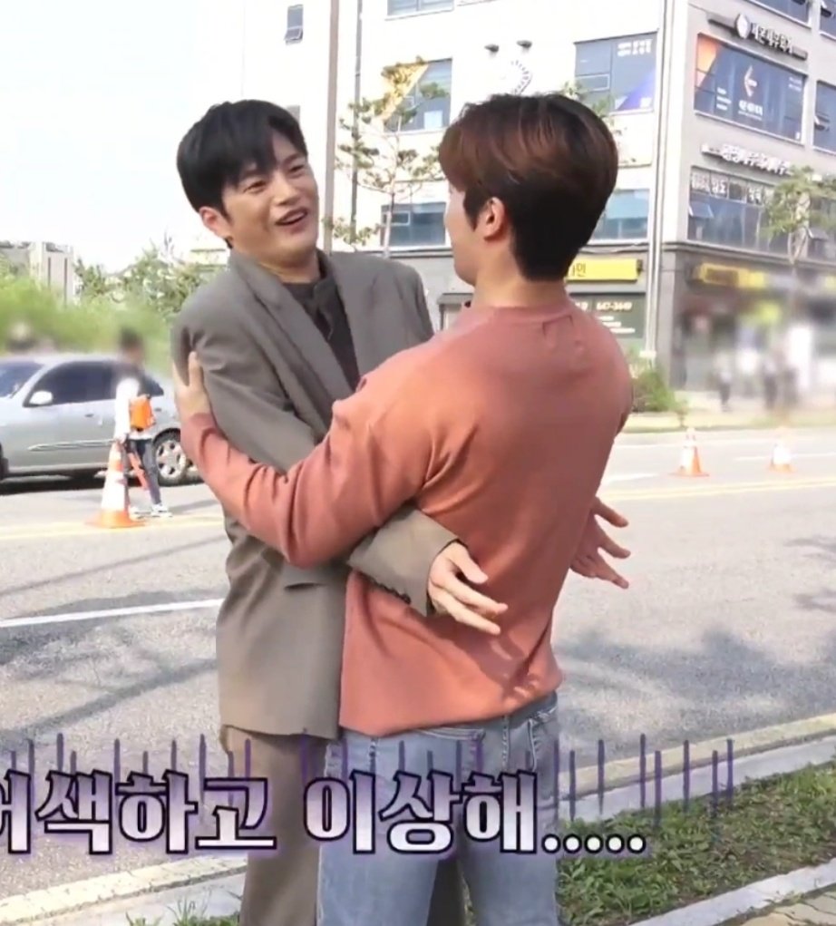 하긴 살면서 거대코코볼한테 안겨볼 기회가 없었을 테니