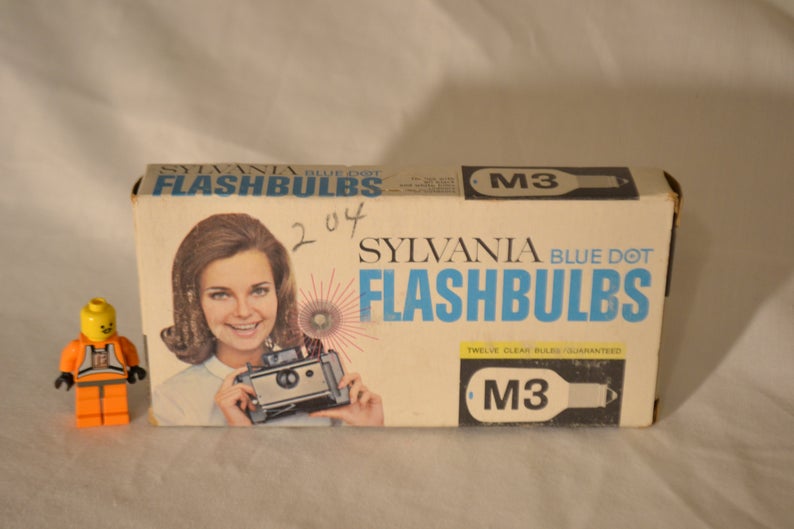 Boondockfinds's tweet photo. Sylvania Blue Dot Flashbulbs M3 with 9 Bulbs https://t.co/evetzeqpMK via @Etsy #flashbulbs #photography #vintageetsy https://t.co/iMHPADGIcr