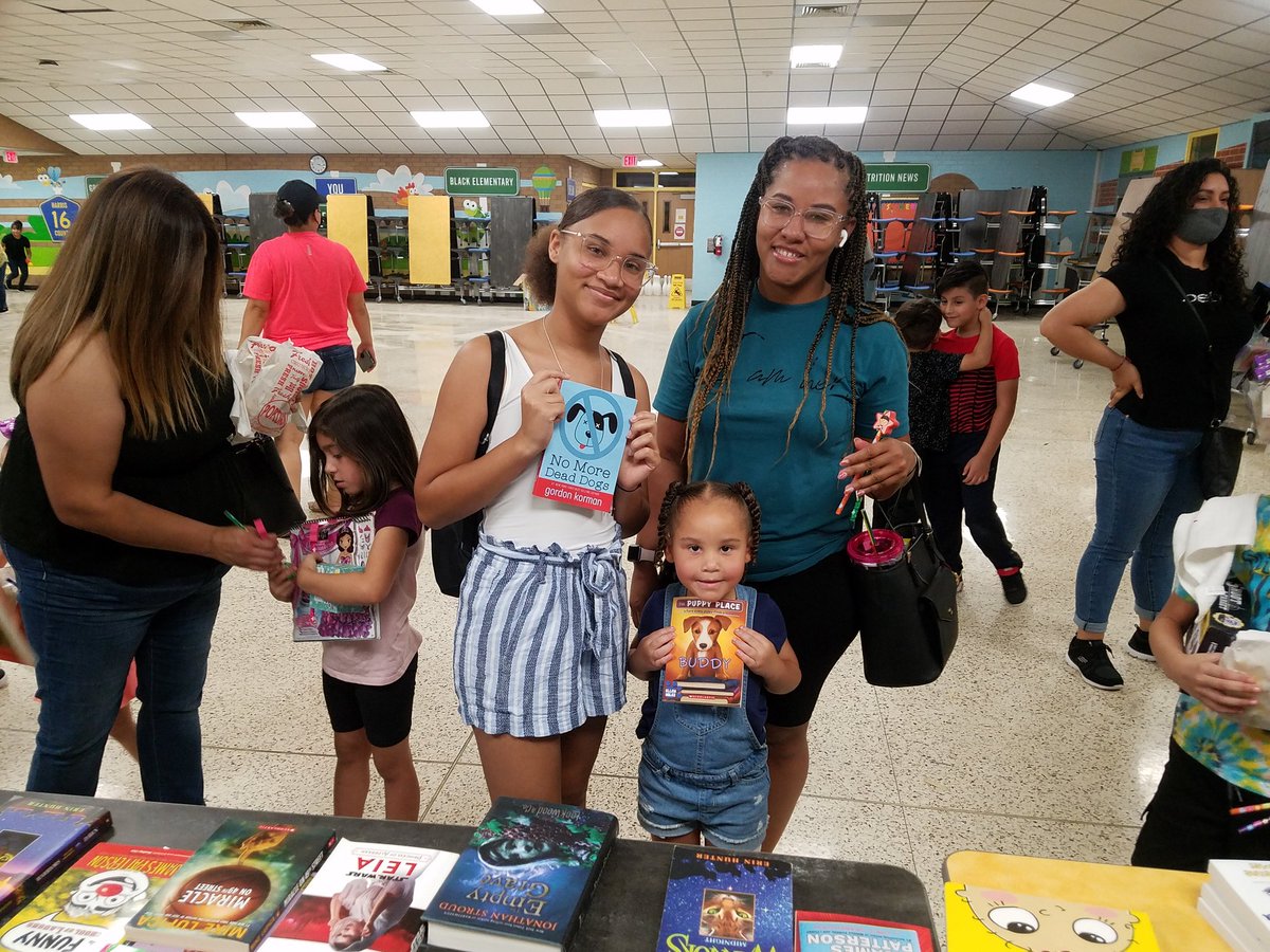 estebantam's tweet photo. Thanks to the @adultliteracyh1 , @HebRead3 and @aldineoptimist , @Aldine_FACE put a "book in each hand" to our students during the fun family day @BlackES_AISD https://t.co/qlagKcQrQM