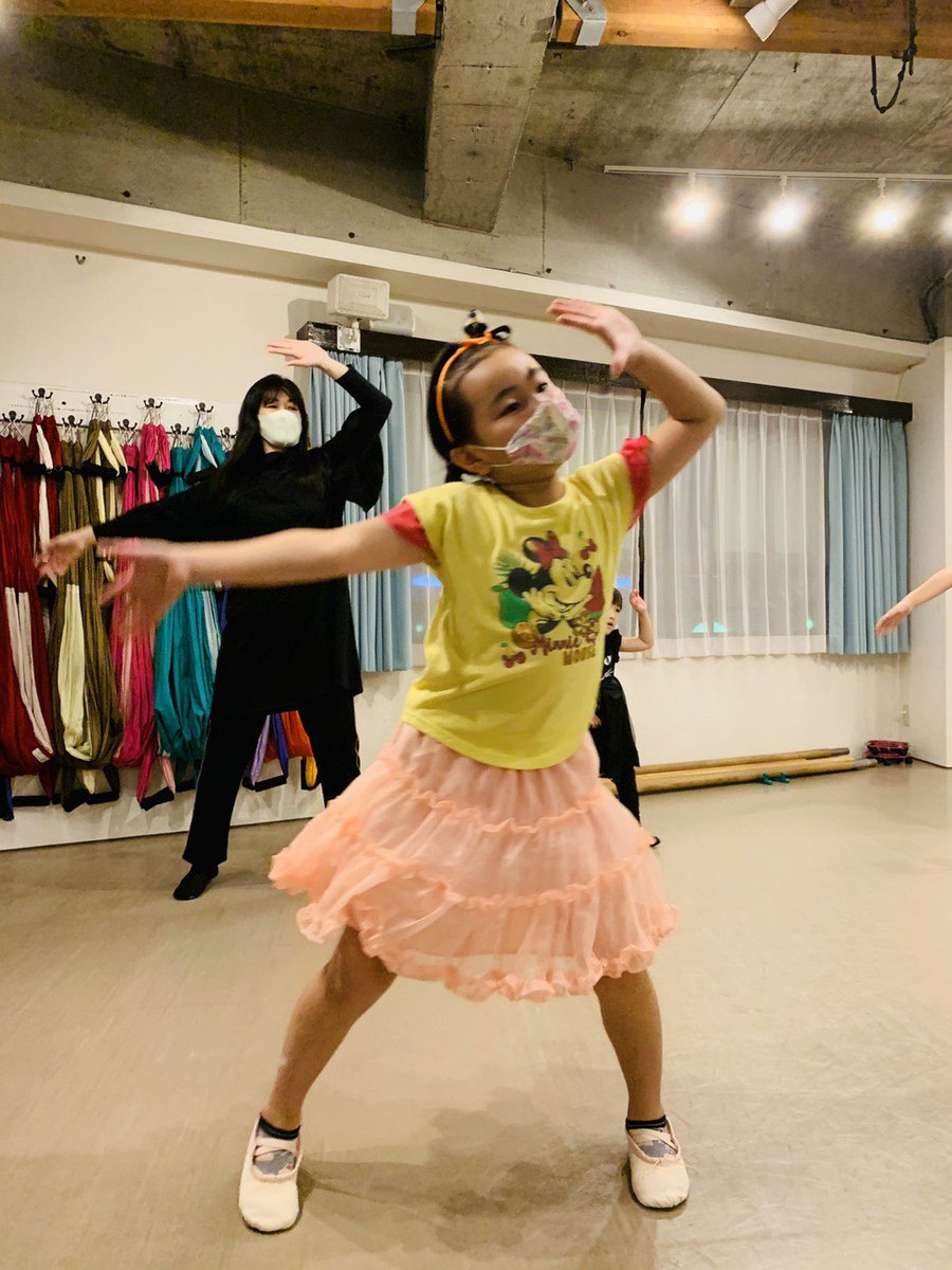 Hayダンスカンパニー A Twitter 多摩市聖蹟桜ヶ丘バレエ キッズ ママhttps T Co H6tciqhych 基本はバレエでダンス はテーマパークダンスやミュージカルナンバーを踊ります ママも一緒にレッスン出来ますよ 多摩市聖蹟桜ヶ丘 キッズバレエ キッズダンス 親子で