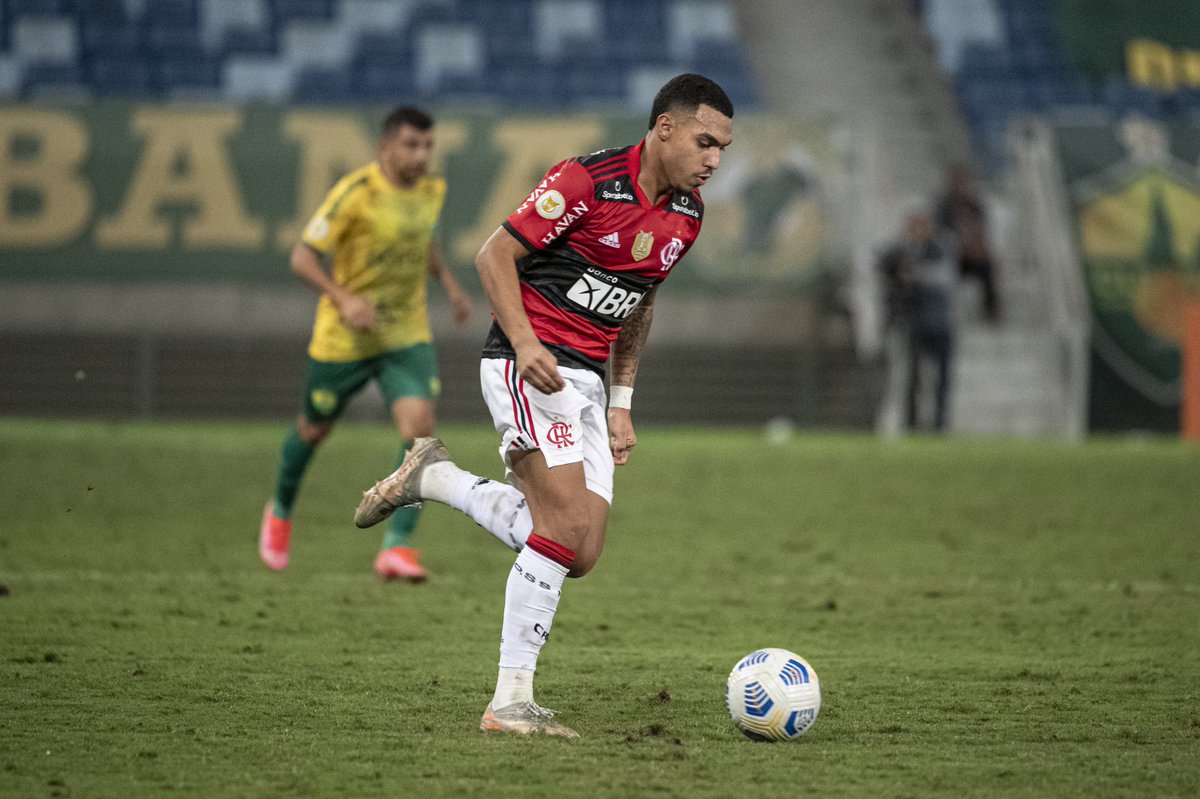 Flamengo's tweet photo. Meus #GarotosDoNinho! 🥰

Só vamos! ❤️🖤

#CRF #VamosFlamengo

📸 @AlexandreVidal1 / CRF https://t.co/pX4AHW6gLq