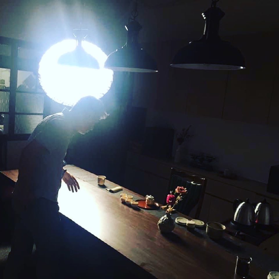 這次拍攝重點居然是在
一個我平常最鄙視的動作

導演說：
注水拉高高
不夠高、再高一點
很好，在高一點會更好
嗯、太棒了！
重新再來一次
動作一定更完美

這時候其實很想跟他說
啊偶站到椅子上去好了🙄🙄

#這時候瞬間深深地了解
 #說話的藝術 是一門很深很深很深的 #學問 
#側拍