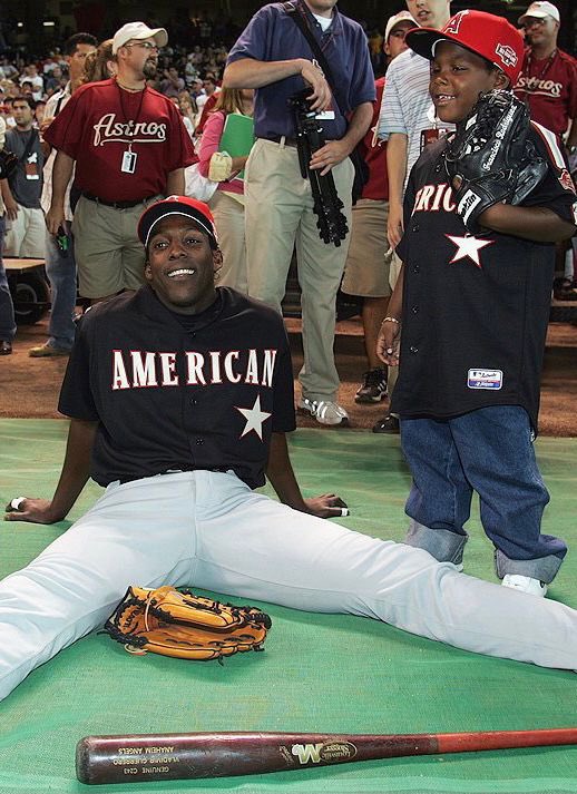 VladGuerrero27's tweet photo. Antes me acompañabas a los partidos de estrellas y hoy te conviertes en el jugador más joven en liderar las votaciones. 

¡Soy un padre orgulloso, felicidades mi hijo! ❤️ 

#VG27 https://t.co/IkAiqgT2YL