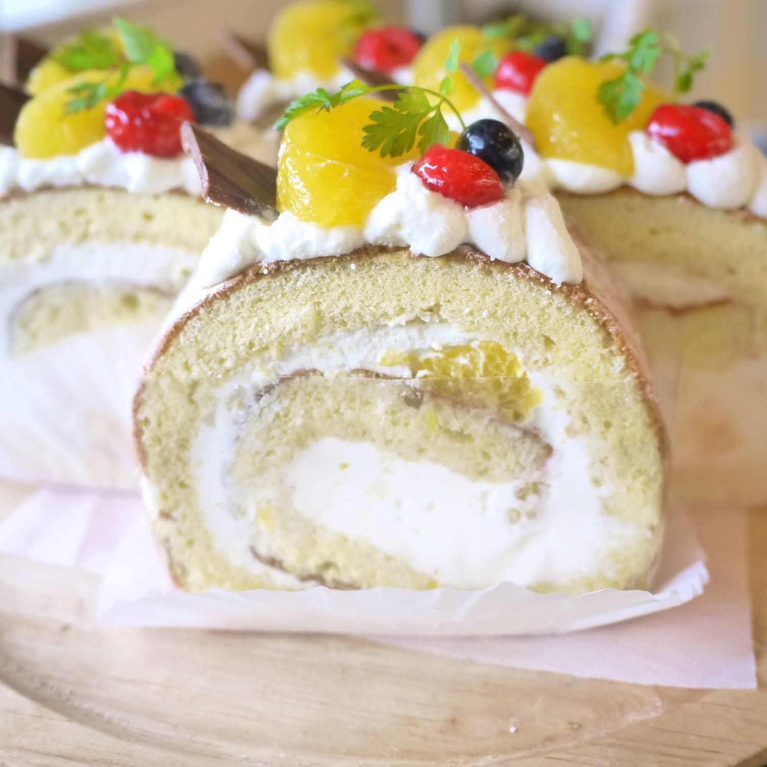 西北菓子工房シェイノウエ うえすと 君 على تويتر 7月のロールケーキ 好評頂いたマリトッツオケーキを夏アレンジ マスカルポーネクリーム チーズと生クリームを合わせたクリームに甘夏入りの爽やかクリームチーズロールです 1本 1400円税込 カット 410円税込