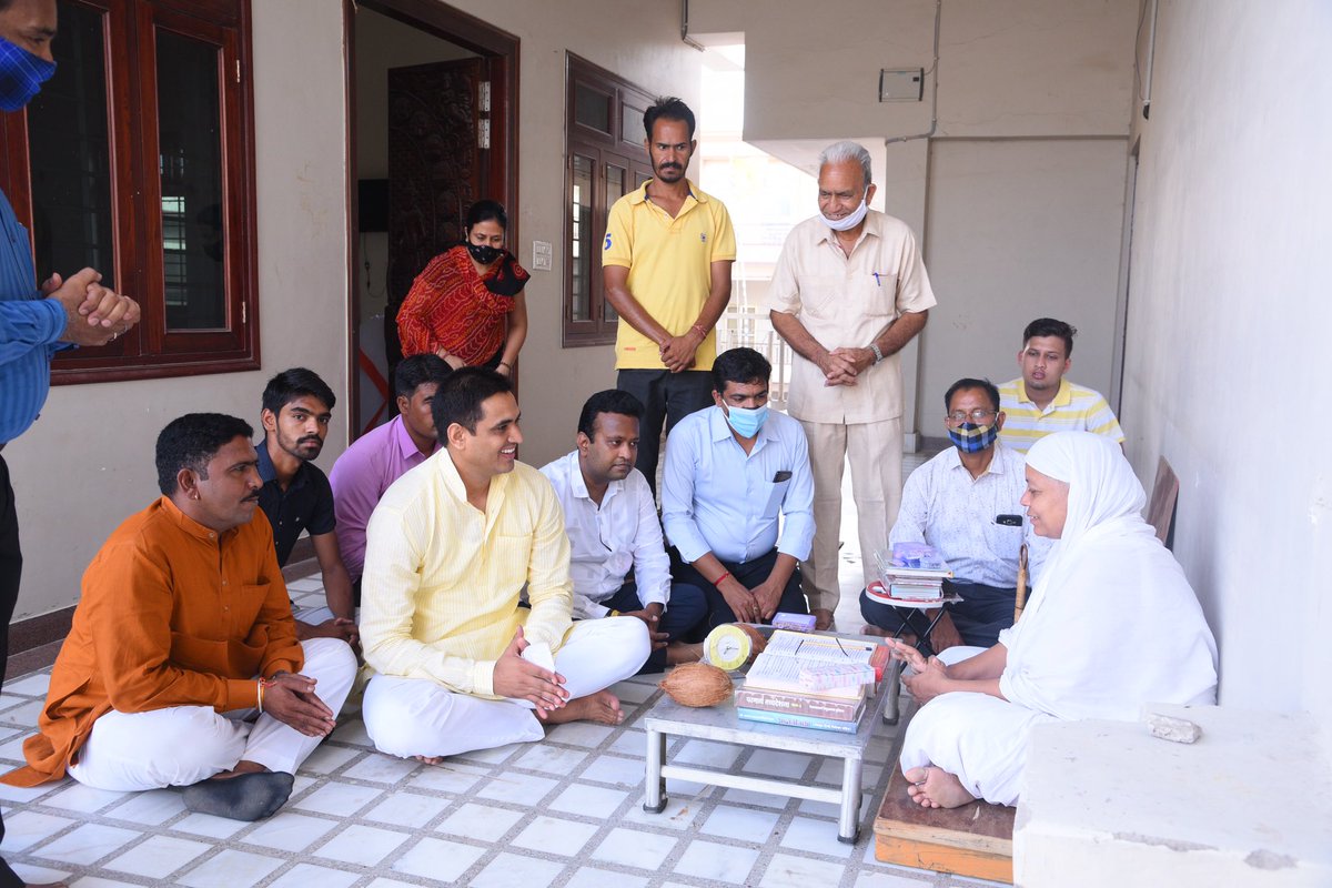 DrVikasAjmer's tweet photo. आज मेरे जन्म दिन के अवसर पर किशनगढ़ के सिटी रोड स्थित जैन भवन जाकर गुरु माँ गणिनी आर्यिका 105 विभाश्री माताजी ससंघ के दर्शन कर उनका आशीर्वाद लिया। https://t.co/NY884paQWT