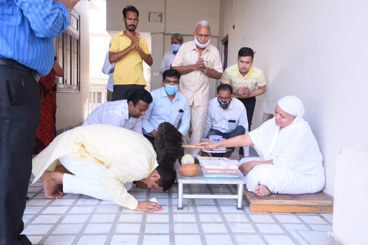 DrVikasAjmer's tweet photo. आज मेरे जन्म दिन के अवसर पर किशनगढ़ के सिटी रोड स्थित जैन भवन जाकर गुरु माँ गणिनी आर्यिका 105 विभाश्री माताजी ससंघ के दर्शन कर उनका आशीर्वाद लिया। https://t.co/NY884paQWT