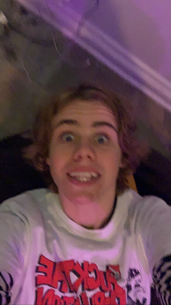 filess's tweet image. “smile if your music is dogshit and you should never touch a mic again”