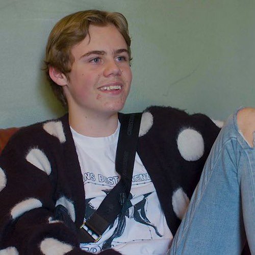 filess's tweet image. “smile if your music is dogshit and you should never touch a mic again”