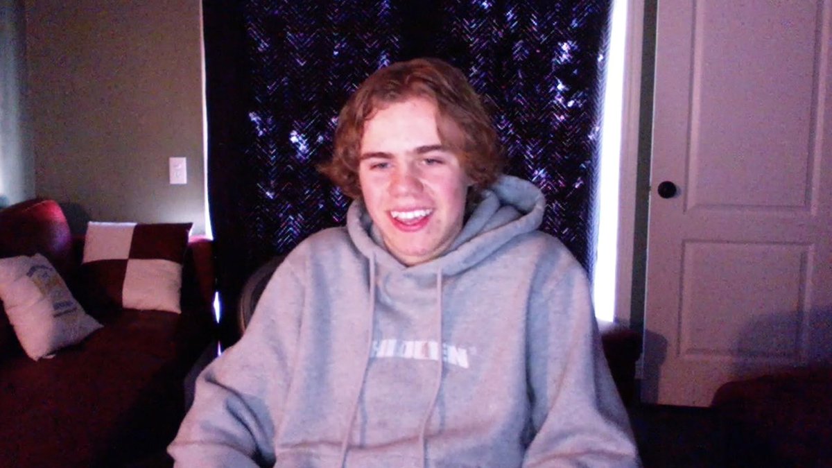 filess's tweet image. “smile if your music is dogshit and you should never touch a mic again”