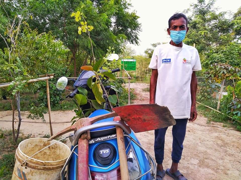 PeepalBaba's tweet photo. 44साल के पौधारोपण कैरियर में हम लोग आने जाने हेतु ज्यादातर दो पहिया वाहनों पर निर्भर रहे हैं, समय के साथ साथ वाहन बदलते रहे पर सफर का साथी दोपहिया ही रहा
आज मैं इसकी summry दे रहा हूँ
Cycle- Bajaj Scooter&amp;Luna-Kinetic Honda-Splender&amp;TVS-Fleet
इन्हें हम हरियाली वाहन कहते हैं https://t.co/uKFrySDnbg