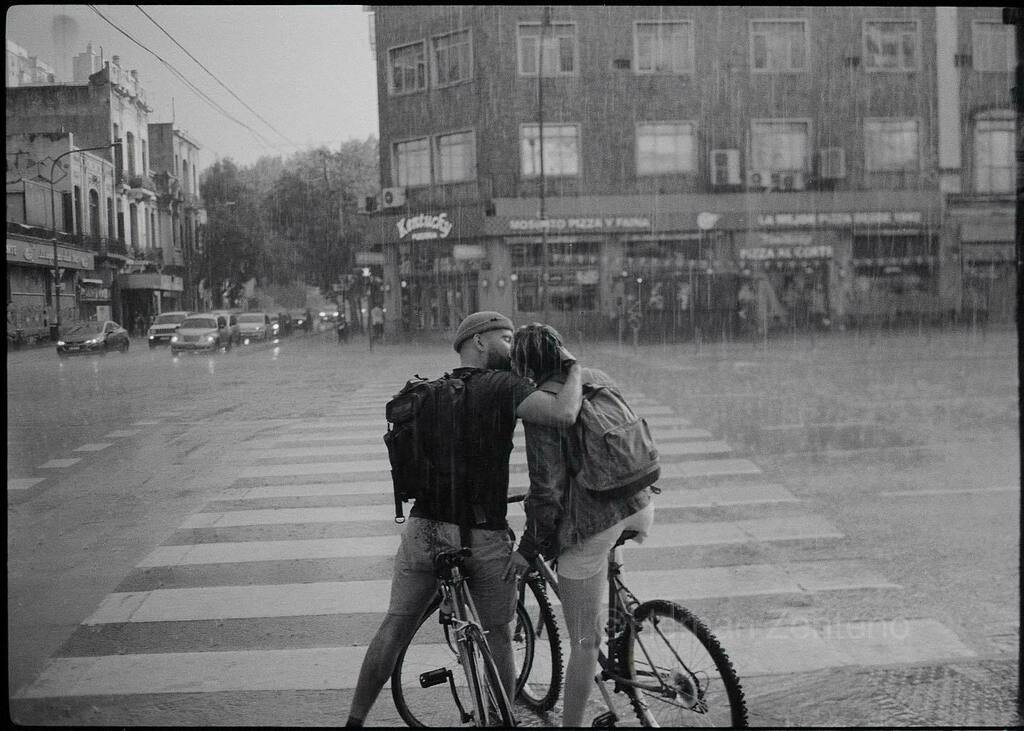Zenteno333's tweet image. Hacia rato que no revelaba un rollo. #recentdevelopment #rodinal #contaxt2 #couple #rain #bwphotography #streetphotography instagr.am/p/CQzxTx9gM6G/