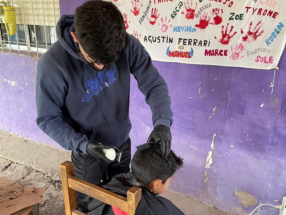 fdearma's tweet photo. PELUQUERÍA SOLIDARIA

Esta mañana, La Juventud Radical de Merlo junto a la Juventud Vecinos Unidos Merlo se hizo presente en el comedor “Los Pekes”, ubicado en Mariano Acosta. 

Se llevó a cabo una jornada de corte de pelo gratuito para los chicos del Barrio. 

#UcrPosse https://t.co/TM6wWsKhN0
