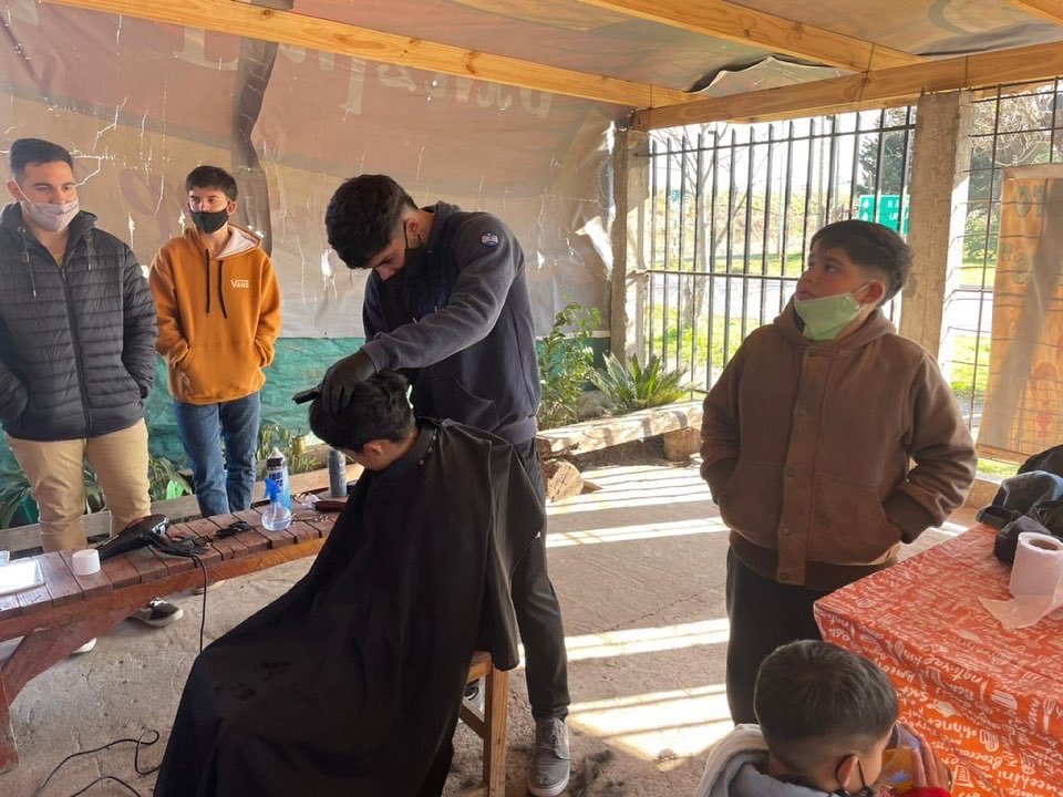 dearmapaola's tweet photo. PELUQUERÍA SOLIDARIA

Esta mañana, La Juventud Radical de Merlo se hizo presente en el comedor “Los Pekes”, ubicado en Mariano Acosta. 

Se llevó a cabo una jornada de corte de pelo gratuito para los chicos del Barrio. 

#UcrMerlo
#Posse
#ElPasoQueSeViene https://t.co/sfkPxVGB2Q