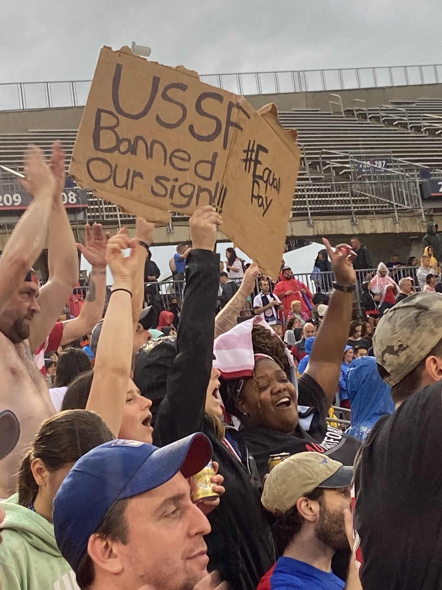 megkuch's tweet photo. @mPinoe @AOHartford They took mine and my friends other sign too 🤷🏽‍♀️@mPinoe https://t.co/ZTXWNbfAC0