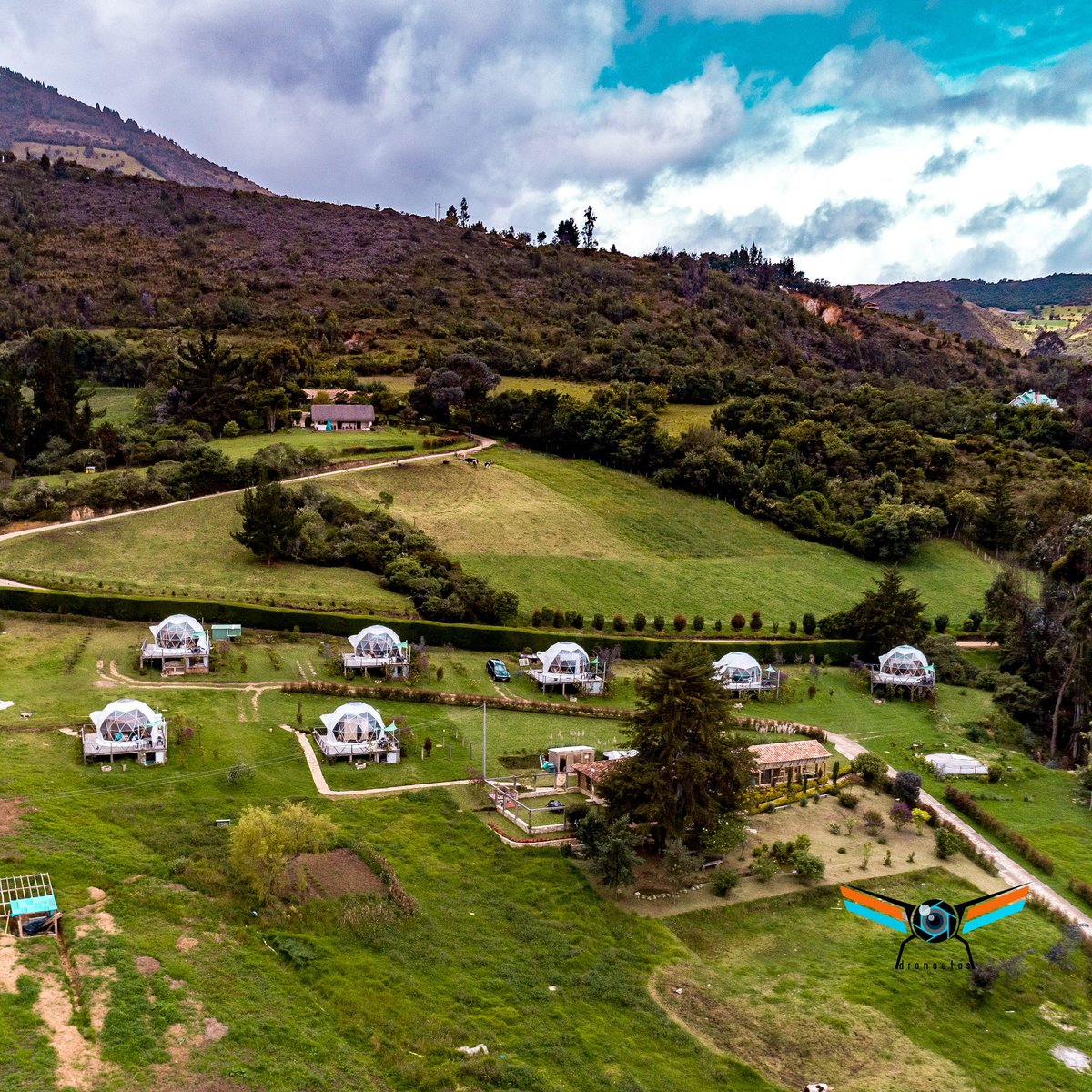 dronautas_'s tweet photo. Glamping junto a la Represa de Guatavita, a 5 minutos del municipio de mismo nombre.

@kingdomeglamping 
@dronautas
#Glamping #dronephotography #dronephotos #Bogotá #Guatavita #Dronautas #dronelovers 
#FotografíaAérea #Colombia #VideoAéreo #aerialphotograph  #aerialphotography https://t.co/YBYdx7Kjjv
