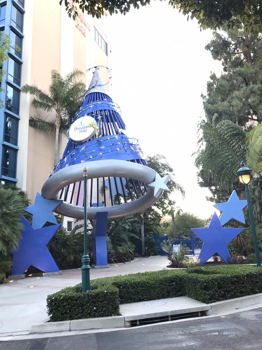 MagicAndWalnut's tweet image. A @Disneyland Monorail-themed gate has been installed at the main pedestrian entrance to the Disneyland Hotel on the eve of the hotel’s reopening. The keycard gate will enable Disney to restrict non-hotel guests’ access to the hotel grounds and/or implement security screening.