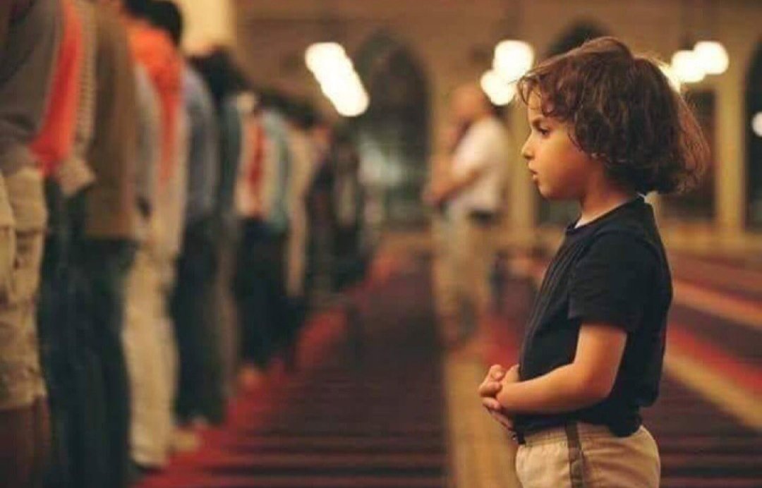 Namaz psikiyatrik bir tedavidir. Çünkü namaz kılan, kendini yalnız hissetmez. O en büyük güce bağlıdır. O gücün inâyeti içindedir. Namazı huşû içinde kılan bir toplumda psikiyatrik hastalık olmaz.

-Cemil Meriç
