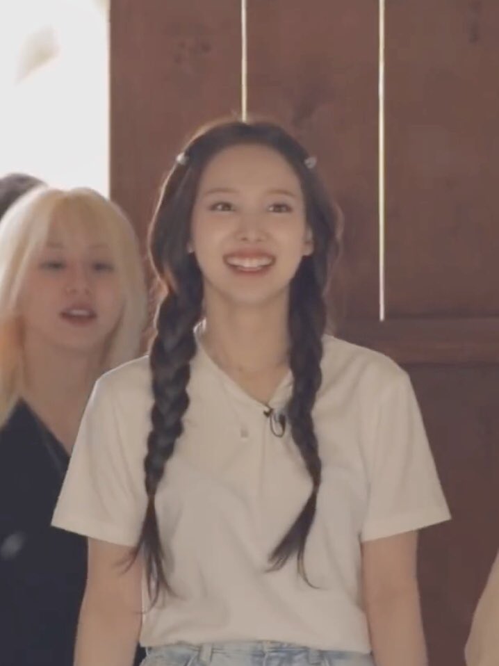 inygallery's tweet photo. shes so pretty in braid https://t.co/TigeCxPrrJ