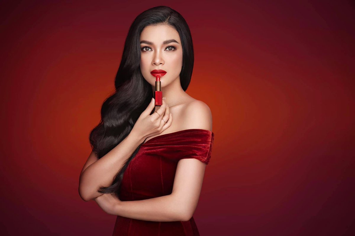 nongchatmakeup's tweet photo. น้องฉัตรเลือกใช้ลิปสติกฉัตรเบอร์ 05 bright red มอบริมฝีปากสีแดงสดอมส้มให้กับคุณ #ฮาน่า เนื้อลิปสติกเป็นแบบ Semi-Creamy
ราคาแท่งละ 490.-
#ความสวยที่โดดเด่นคือเสน่ห์ที่แตกต่าง #chatclassiclipcolor #chatcosmetic #chatintergroup #nongchat #nongchatmakeupartistthailand #ลิปน้องฉัตร https://t.co/ZfhpCnHVDY
