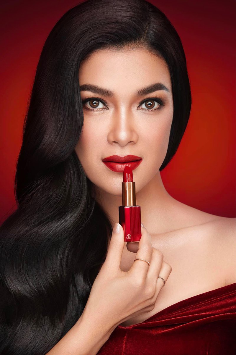 nongchatmakeup's tweet photo. น้องฉัตรเลือกใช้ลิปสติกฉัตรเบอร์ 05 bright red มอบริมฝีปากสีแดงสดอมส้มให้กับคุณ #ฮาน่า เนื้อลิปสติกเป็นแบบ Semi-Creamy
ราคาแท่งละ 490.-
#ความสวยที่โดดเด่นคือเสน่ห์ที่แตกต่าง #chatclassiclipcolor #chatcosmetic #chatintergroup #nongchat #nongchatmakeupartistthailand #ลิปน้องฉัตร https://t.co/ZfhpCnHVDY