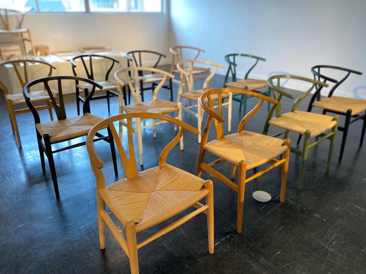 tajimacho's tweet photo. どなたか4脚ほどポーンと贈っていただけませんか?😊
・
#yチェア #ychair #ハンスjウェグナー #ch24 https://t.co/f91jj60hCX