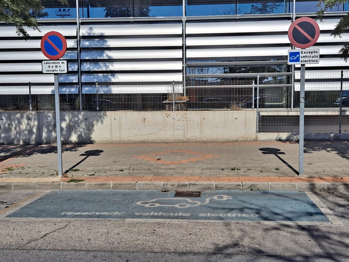 ramonlence's tweet photo. ¿Para qué un espacio reservado coche eléctrico si no hay punto de recarga? Puerta de #DGT Málaga https://t.co/hzES7QwtI2