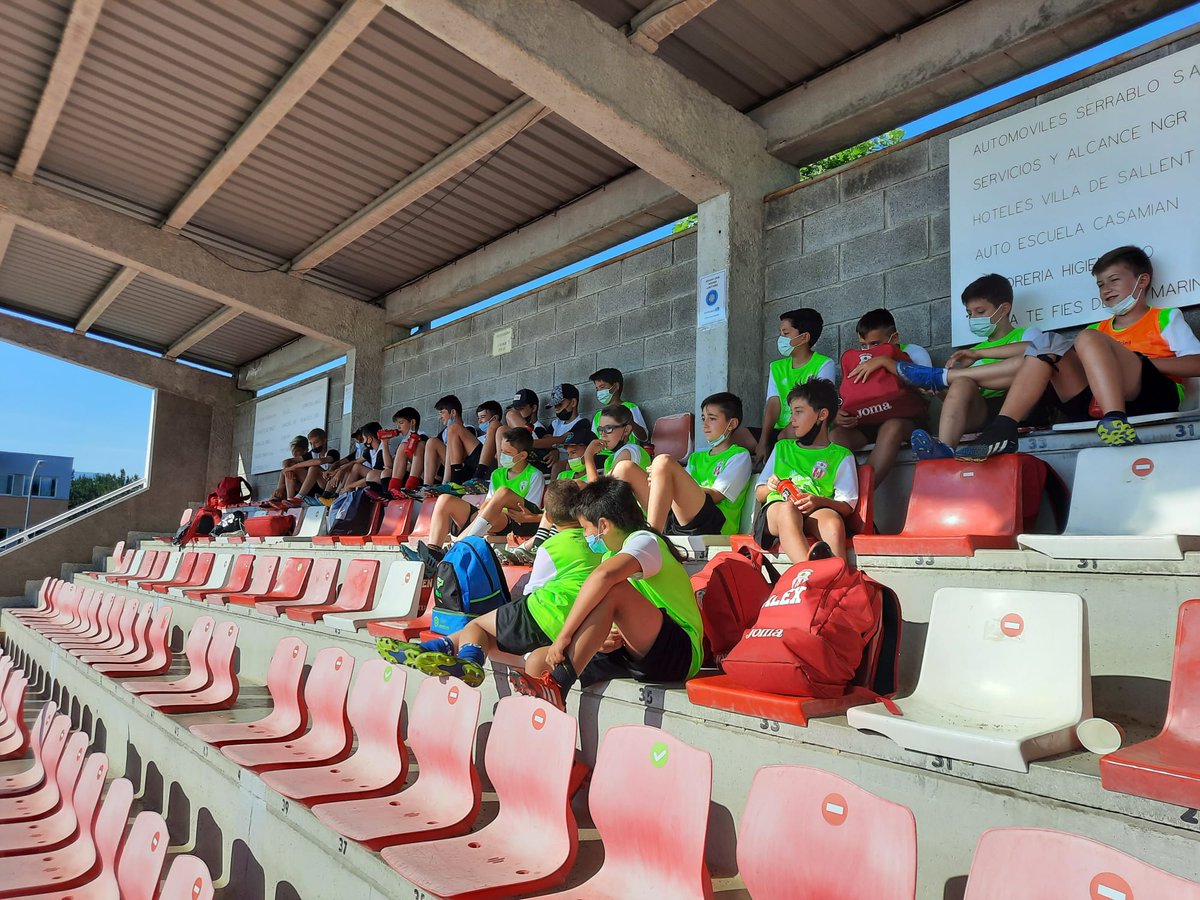 FBAdsabi's tweet photo. ♥️Hoy nos visitan en nuestro Campus Dani Aso y Nacho Torre (entrenador y preparador físico de la estructura de la  Sd.Huesca )
🔝 Muchas gracias !! https://t.co/7VOmaOGkfQ