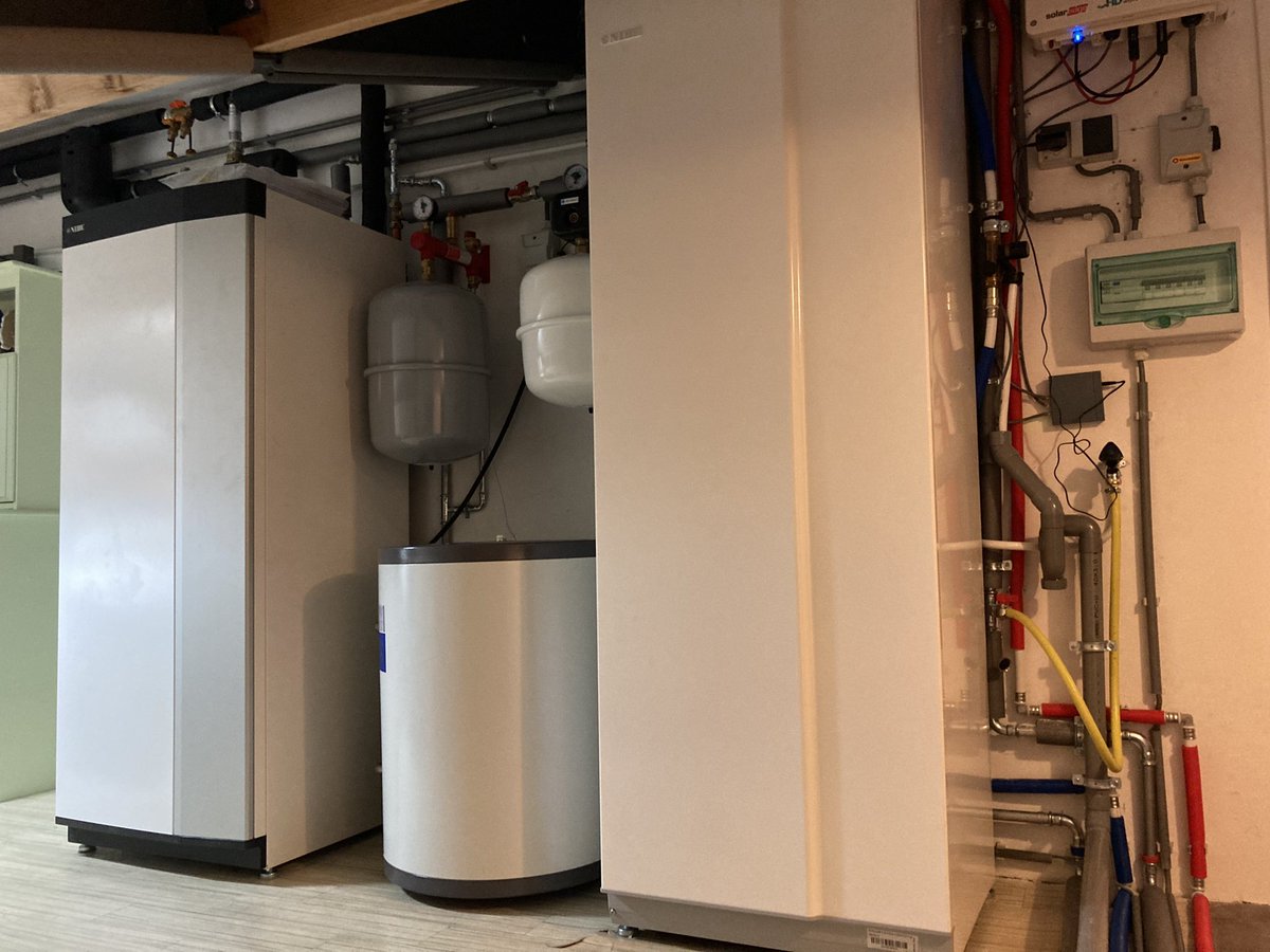 ReneOosterom's tweet photo. Warmtepomp #nibe met @Triple_Solar is in gebruik genomen vanmorgen! Mooie mijlpaal! #duurzaamheid #barneveld #veller #vanhetgasaf Nu moet alleen Liander nog even de gasaansluiting definitief verwijderen! https://t.co/sOJtzq8nGC