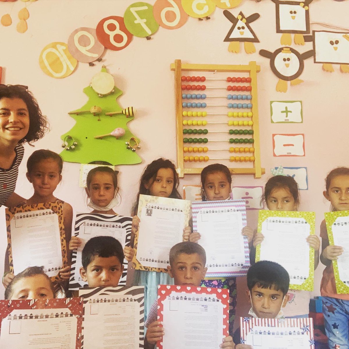 2020-2021 Eğitim-Öğretim yılına veda fotoğrafımız 🎈 
Yeni eğitim öğretim yılında sınıflarımızdan çocuk seslerinin hiç eksilmemesi dileğiyle ☺️ 
Köyümüzün tüm çocuklarına iyi tatiller diliyoruz..
<a href="/ziyaselcuk/">Ziya Selçuk</a> <a href="/tcmeb/">Millî Eğitim Bakanlığı</a> <a href="/MemetPolat0247/">Memet Polat</a> @Mustafa197647 <a href="/derikmem47/">Mardin/Derik İlçe Millî Eğitim Müdürlüğü🟢🇹🇷</a>