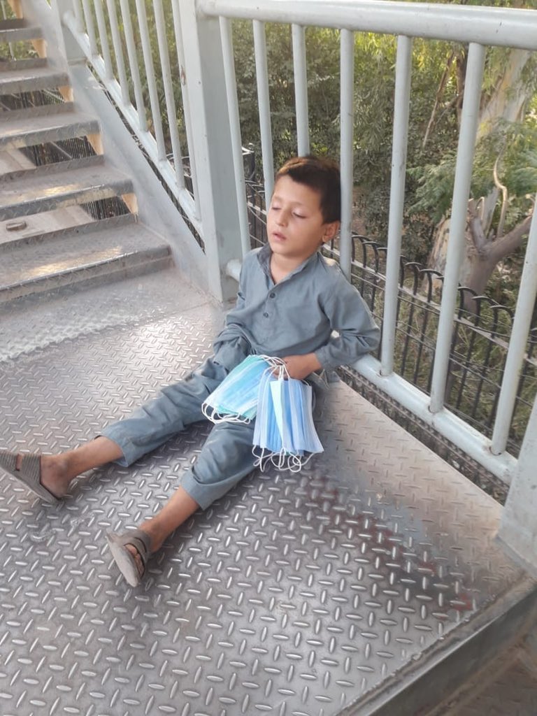 یہ جو چھوٹے ہوتے ہیں ناں
یہ اپنے گھروں کے بڑے ہوتے ہیں