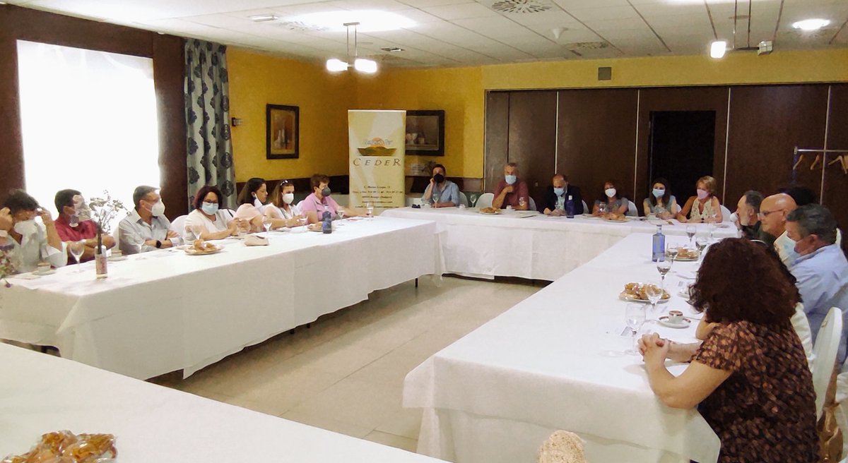 cedercampisur's tweet photo. D. Manuel Mejías Tapias, Sec Gral de Población y Desarrollo Rural, visita la Campiña Sur para conocer la ejecución de la EDLP y dar a conocer las novedades del futuro periodo de programación. https://t.co/3MhJzYStc8