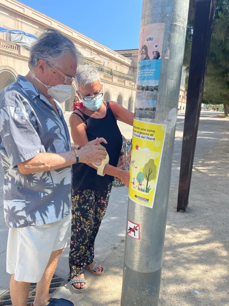 ERC_Eixample's tweet photo. Avui hem sortit a explicar que un dels punts de l'acord de pressupostos permetrà transformar el Parc de l'Estació del Nord i fer-ne una zona d'esbarjo per a gossos, ben delimitada i respectuosa amb l'entorn. La voluntat sempre és la de ser útils a la ciutat! #ImpulsemEixample https://t.co/5M8LPByFbf
