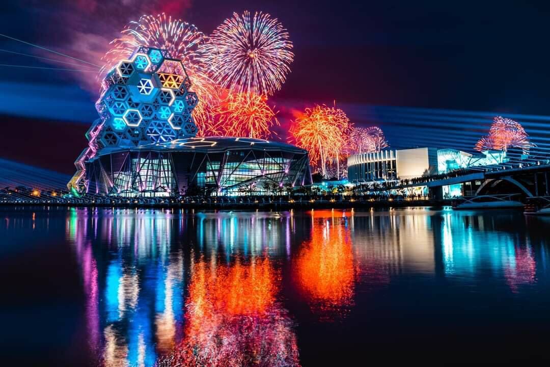 KaohsiungCity's tweet photo. 🎉 Congratulations to Kaohsiung Music Center for winning the 2021 FIABCI World Prix d'Excellence Awards. 
By using ocean🌊 elements as the design concept, its special architecture shows the characters of Kaohsiung.

Welcome to Kaohsiung after the epidemic.👋 
#Kaohsiung #Taiwan https://t.co/to6NLaWiGX