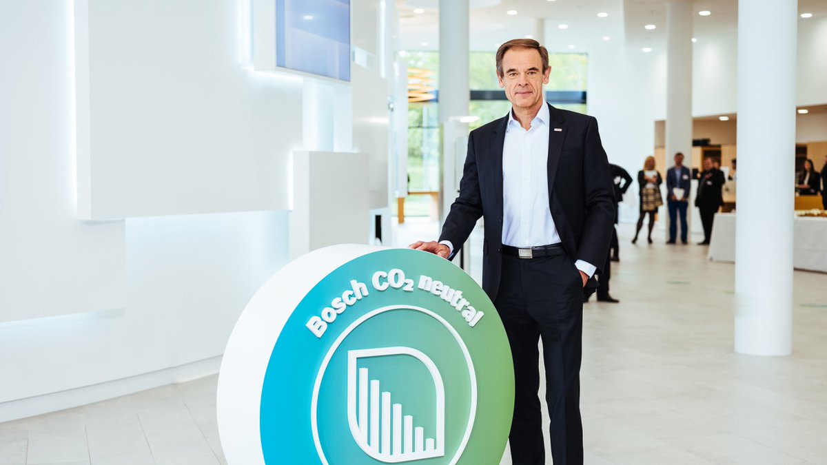 BFriedle's tweet photo. 👏🎖 Bosch-CEO Volkmar Denner wurde bei der #LINO70 als #Ehrensenator der Stiftung @lindaunobel aufgenommen. Er hat bereits als junger #Wissenschaftler an der Physik-Tagung im Jahr 1982 teilgenommen und ist seitdem eine bereichernde Unterstützung. 👉 … https://t.co/nrCdXhYAWo