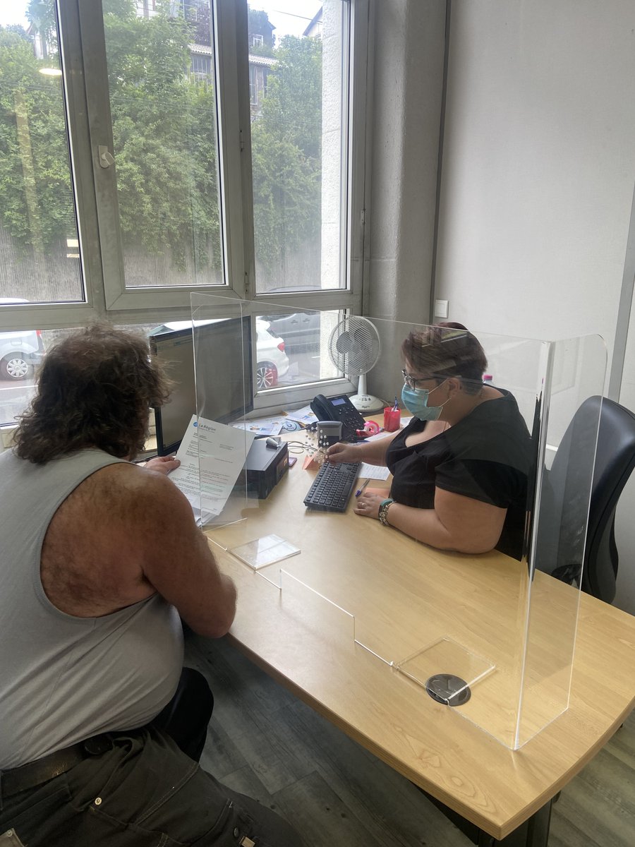 Carsat_RA's tweet photo. #RDVretraite 📢 En #RhoneAlpes, nos conseillers répondent aux ❓ des assurés : droits à la retraite, préparation du dossier, demande sur les démarches.. 🙏 Un grand merci aux équipes pour leur mobilisation ! #VousSimplifierLaVie #AVosCôtés Ici à l'agence de #saintetienne⤵️ https://t.co/3ixXDEEhU9