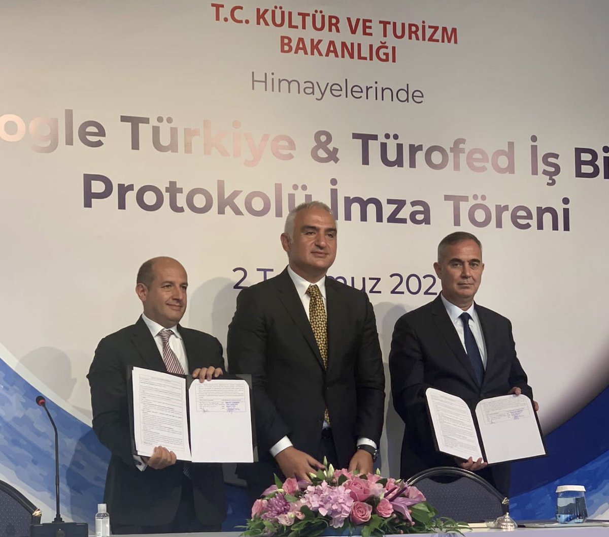 ✍🏻 <a href="/TCKulturTurizm/">T.C. Kültür ve Turizm Bakanlığı</a> Bakanı Sn. <a href="/MehmetNuriErsoy/">Mehmet Nuri Ersoy</a> himayelerinde;

<a href="/Google/">Google</a> Türkiye ve Türkiye Otelciler Federasyonu (TÜROFED) arasındaki iş birliği protokolü <a href="/CPKempinski/">Ciragan Palace</a>'de Google Türkiye Müdürü Sn. <a href="/keteloglu/">Mehmet Keteloglu</a> ve TÜROFED Başkanı @Corabatirs tarafından imza altına alındı.