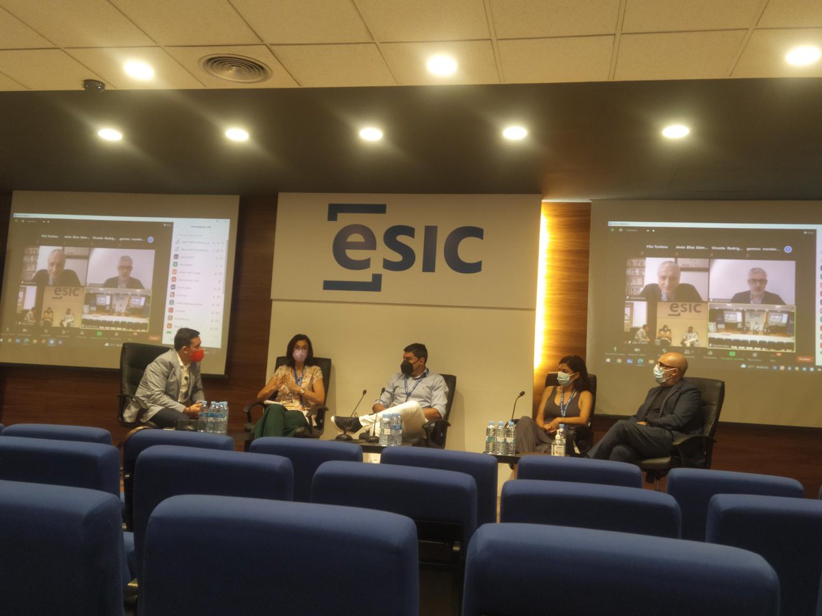 GrupoSorollaEdu's tweet photo. 📣Continuamos participando en #ESICIMAT🔝nuestra CEO Mayte Ramos en la mesa redonda "Organizaciones Inteligentes ante retos desafiantes" junto a @carlosga1965 @R_Flecha @jorgelabu #LuisJerónimo #PaolaDeLaCruz @oscarabellon https://t.co/LncuiSLHI3
