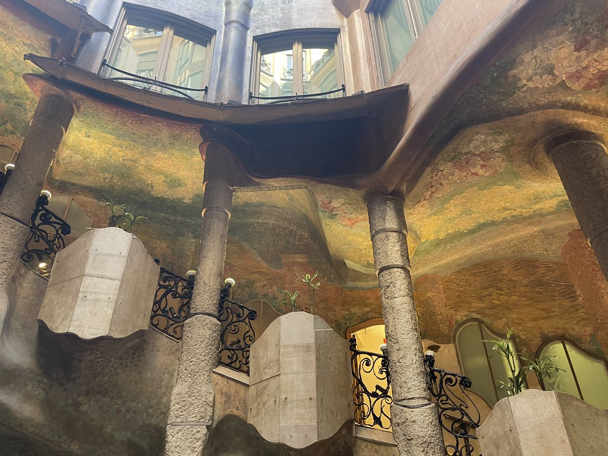 realroyhuff's tweet photo. #LaPadrera #CasaMila #Gaudi #Barcelona exterior https://t.co/6OSBXRh5MP