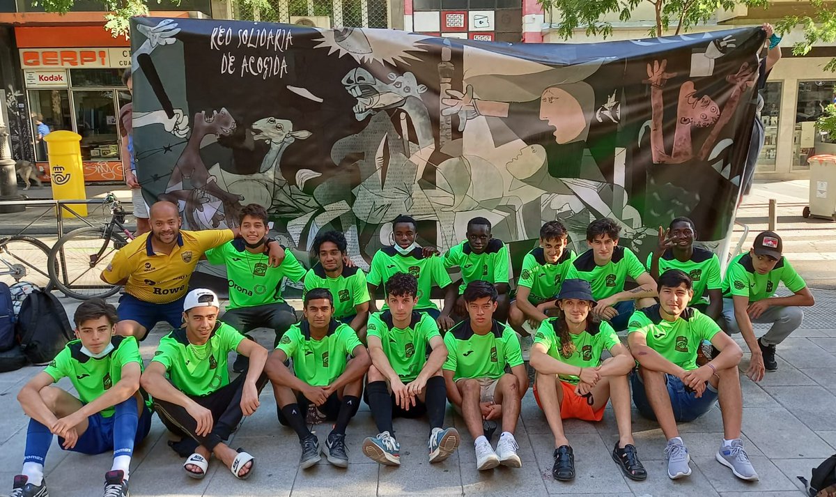 El <a href="/museoreinasofia/">Museo Reina Sofía</a> nos abrió las puertas para visitar el Gernika antes de viajar a Donosti invitados por <a href="/donosticup/">Donosti Cup</a>. Gracias <a href="/MuseoSituado/">MuseoSituado</a> por guiarnos. Gracias <a href="/RSAcogida/">Red Solidaria de Acogida</a> por esta reinterpretación en la que nuevos elementos se vinculan con nuestros jugadores refugiados. #ODS16