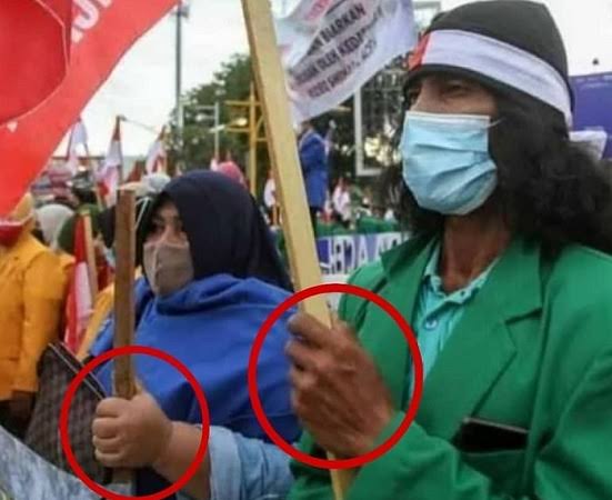 Tan_Mar3M's tweet photo. Tidak semua dikampus itu mahasiswa.
Ada juga ibu kantin, bapak satpam, abang parkir, calo dalam. 😄 https://t.co/gtNacwKDr8