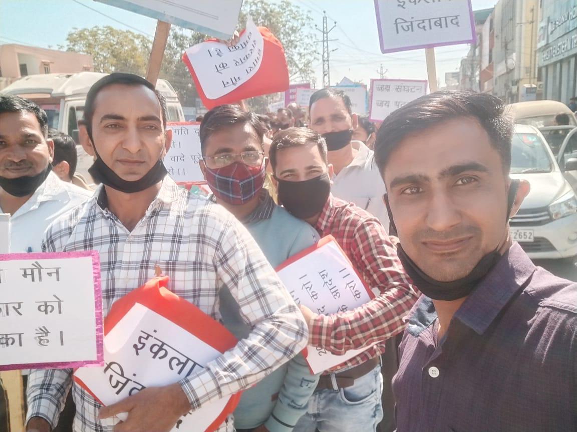 काम रोको शौक नहीं मजबूरी है।
लगता है आर पार की लड़ाई जरूरी है।।
सरकार/माननीय cm साहब <a href="/ashokgehlot51/">Ashok Gehlot</a> <a href="/RahulGandhi/">Rahul Gandhi</a> <a href="/RajCMO/">CMO Rajasthan</a> <a href="/Barmer_Harish/">Harish Chaudhary</a> पटवारियों की वेतन विसंगति दूर कर   #Gp3600_for_patwari दें।
#Gp3600_for_patwari
<a href="/zeerajasthan_/">ZEE Rajasthan</a> 
<a href="/1stIndiaNews/">First India News</a> 
<a href="/ETVBharatRJ/">ETVBharat Rajasthan</a> 
<a href="/News18Rajasthan/">News18 Rajasthan</a>