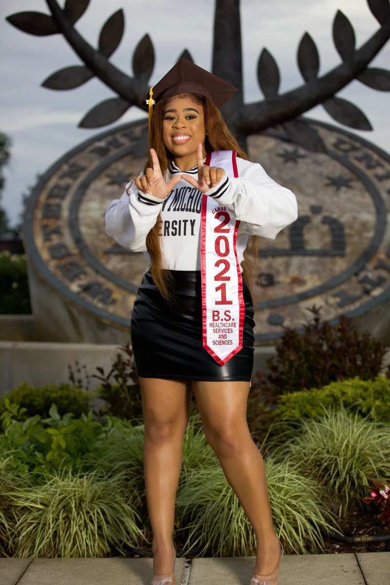Beautiful__Lo97's tweet photo. Daddy,

Remember that promise I made you before God called you home? Well Guess what……WE DID IT! 🍾🎓🥳

📸📸: @HopeAndDreamBig https://t.co/5ww4T6eQcG